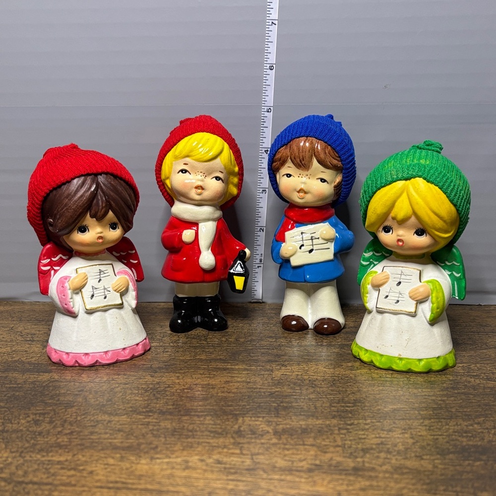 💰💰 Charming Holiday Caroler Doll Set
